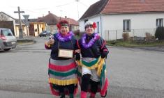 Tyto havajské tanečnice třímají kasu masopustu