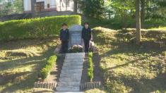 Hasiči drží čestnou stráž u&nbsp;mladějovického pomníku padlých