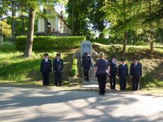 Mladějovičtí hasiči právě položili věnce u&nbsp;památníku padlých na&nbsp;návsi