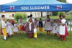 Vystoupení folklórní skupinky v&nbsp;Sudoměři