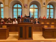 Čejetičtí hasiči při&nbsp;návštěvě Poslanecké sněmovny vyzkoušeli poslanecké lavice i&nbsp;řečnický pult