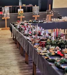 Pohled na&nbsp;stoly plné vánočního zboží