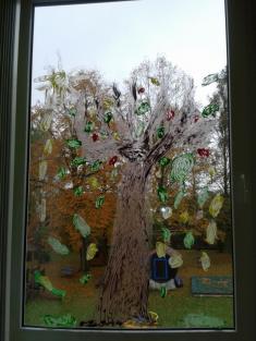 Podzimní strom malovala Nikolka H. a&nbsp;Kristýnka T. Bravooooo
