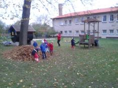 Rodiče odpočívali u&nbsp;ohně a&nbsp;děti zatím uklízely listí na&nbsp;zahradě.