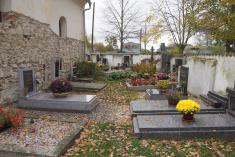 Zákoutí čejetického hřbitova za&nbsp;kostelíkem